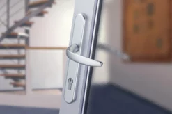 Ensemble De Porte Plaque Large Atlanta HOPPE 1530/300M Aspect Inox F9 - 195mm - Clé I - Entr.7/70 C7 ép.78/87mm - 3609170